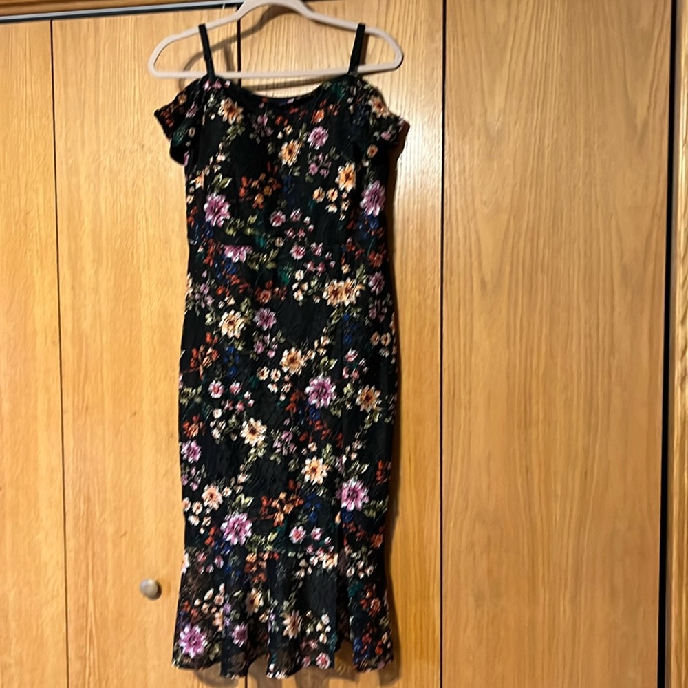 Guess lace floral off the shoulder dress size 10 great condition worn once.